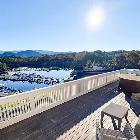 6 Person In Hosteland