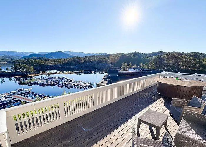 6 Person In Hosteland