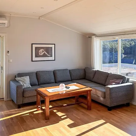 6 Person In Hosteland